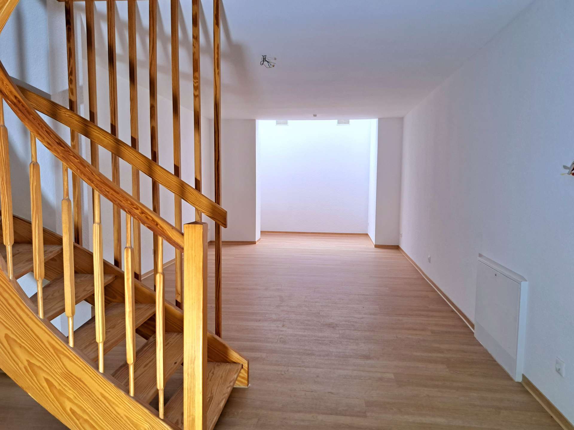 Haus mit Fahrstuhl Souterrain mit neuem Bodenbelag