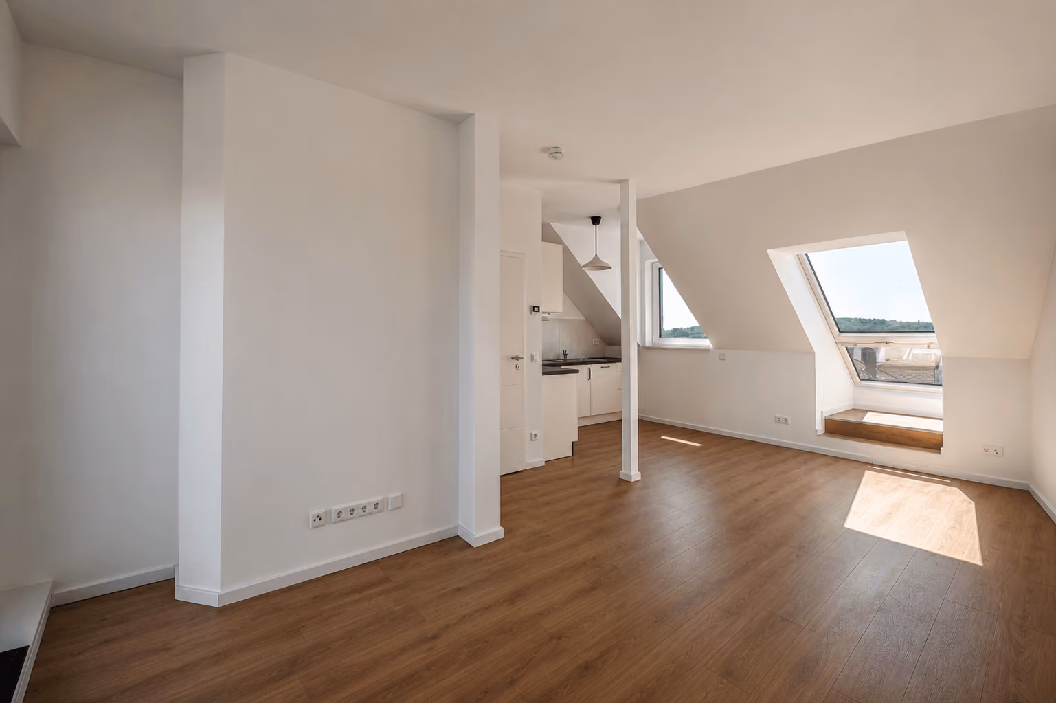 Wohnzimmer mit offener Küche