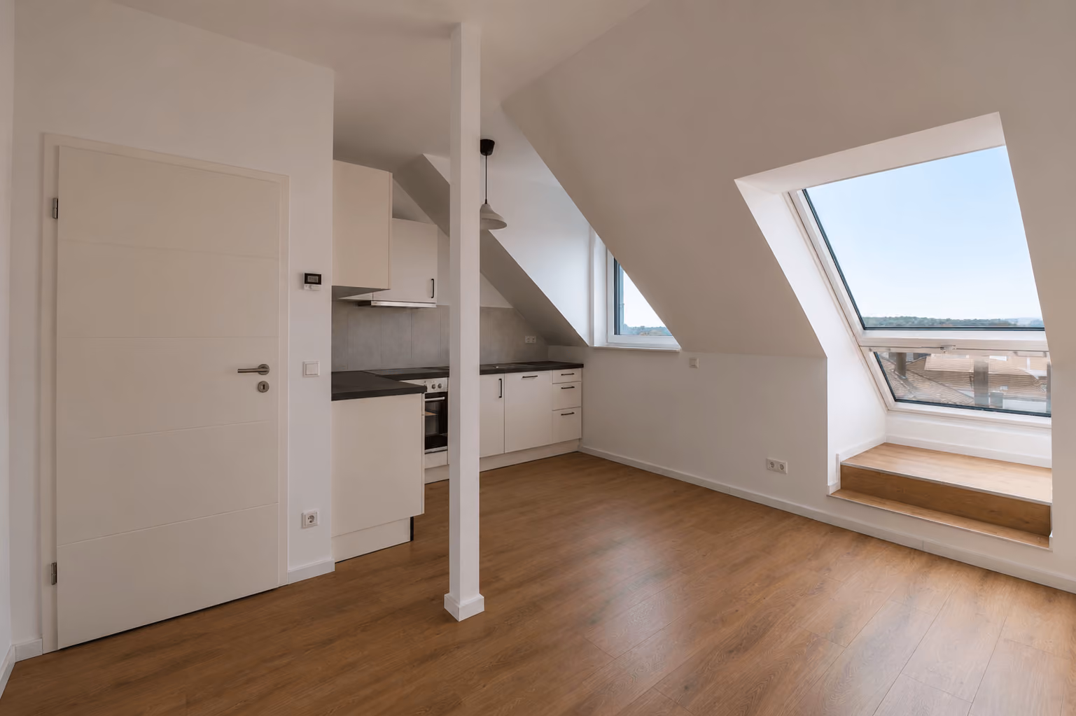 Wohnzimmer mit offener Küche