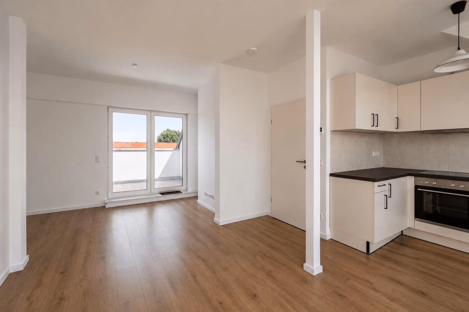 Wohnzimmer mit offener Küche