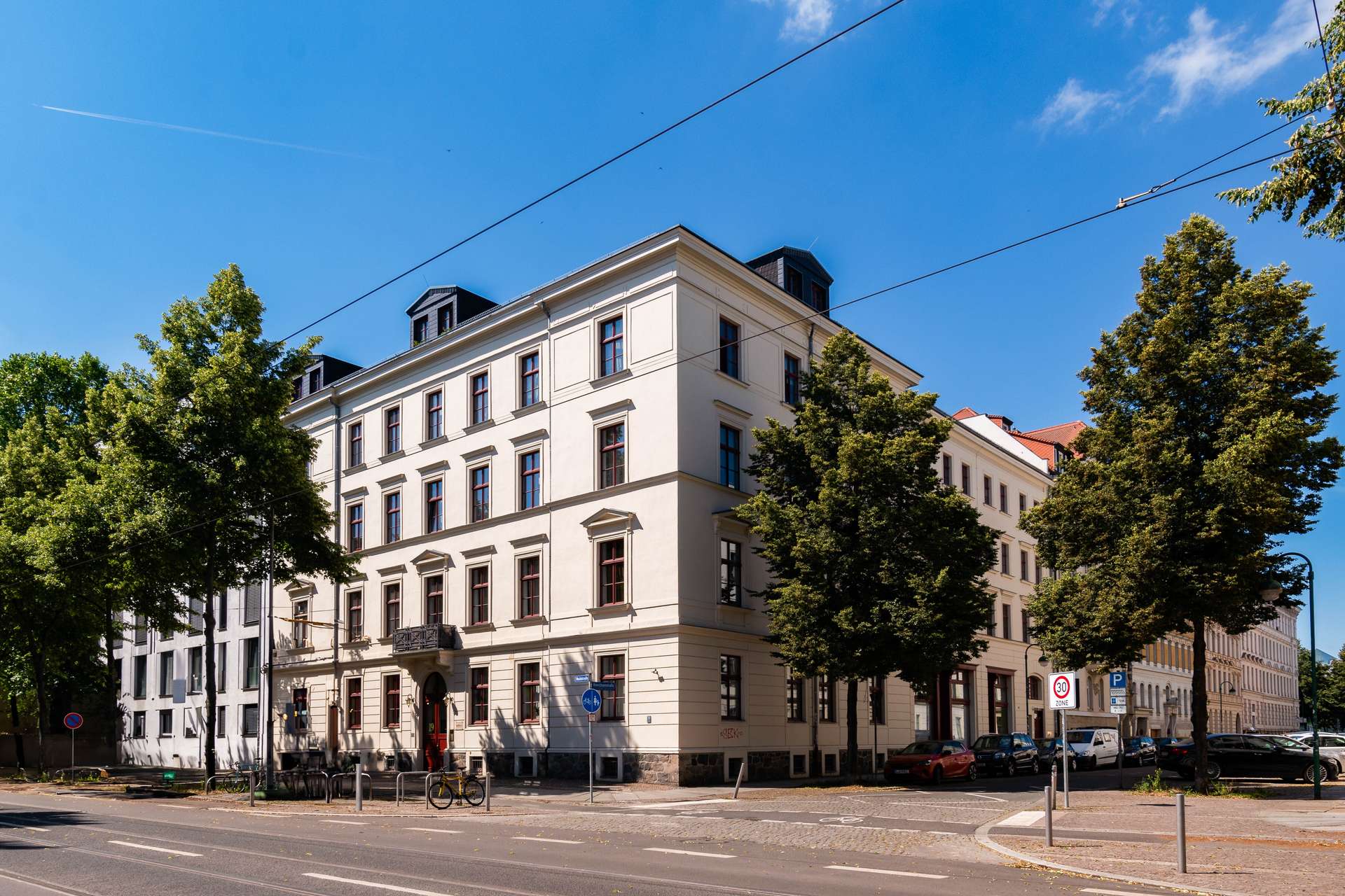 Haus mit Fahrstuhl Gebäudeansicht