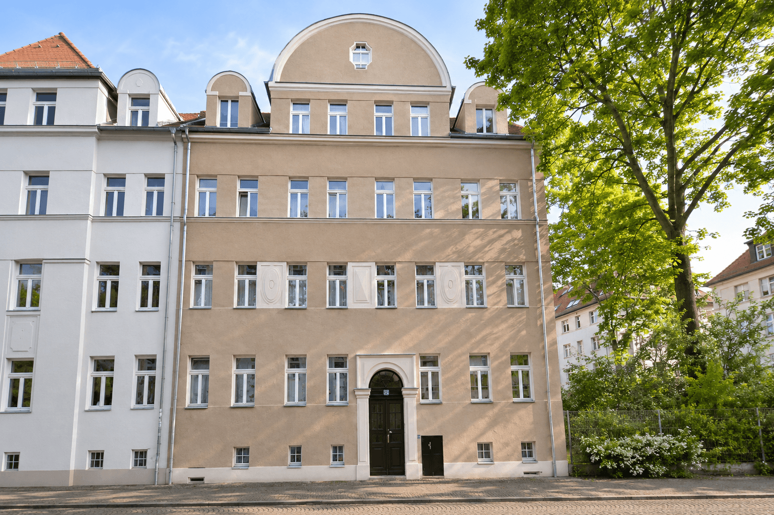 Haus mit Fahrstuhl Außenansicht