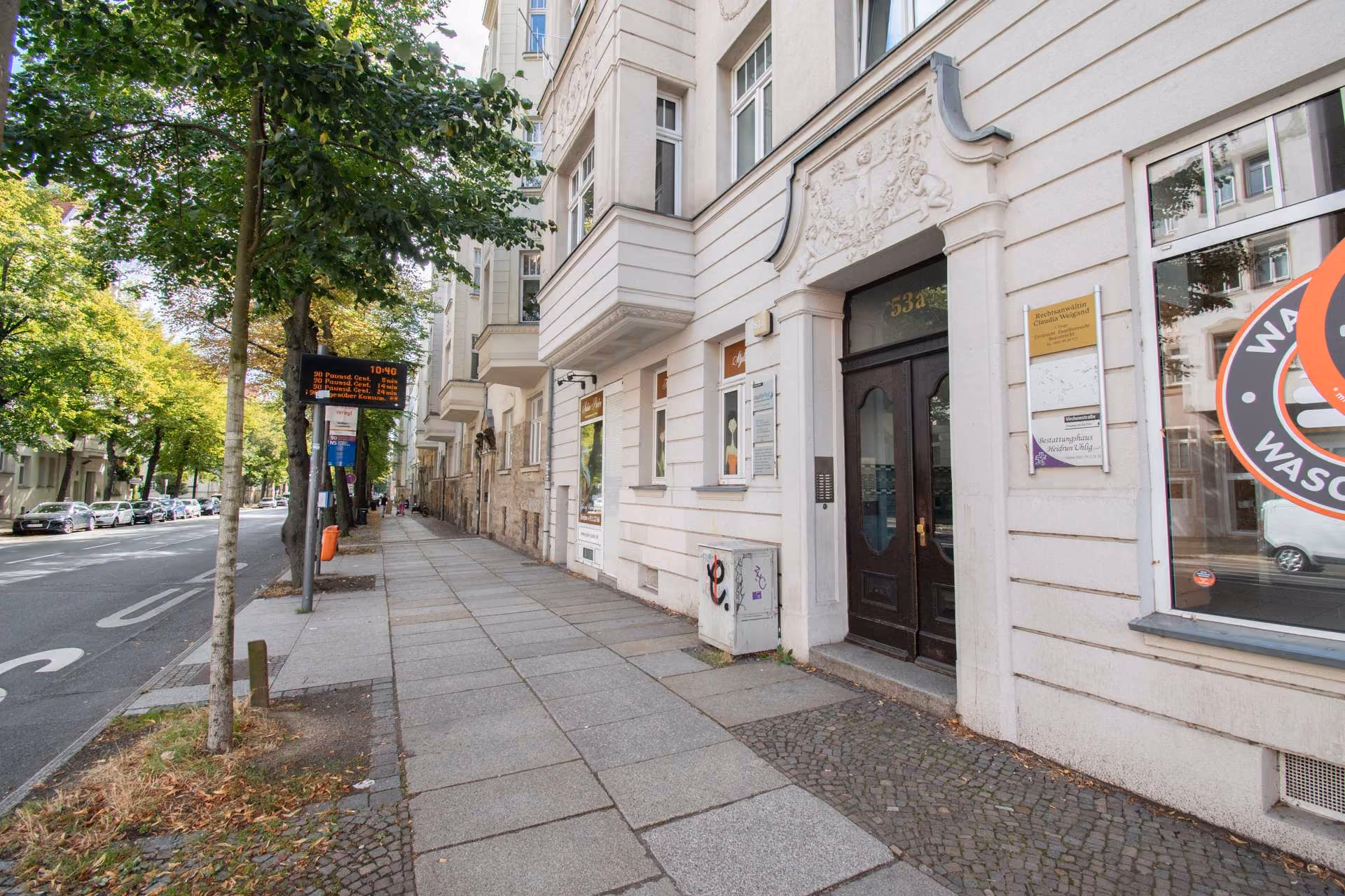 Haus mit Fahrstuhl Gebäudeansicht