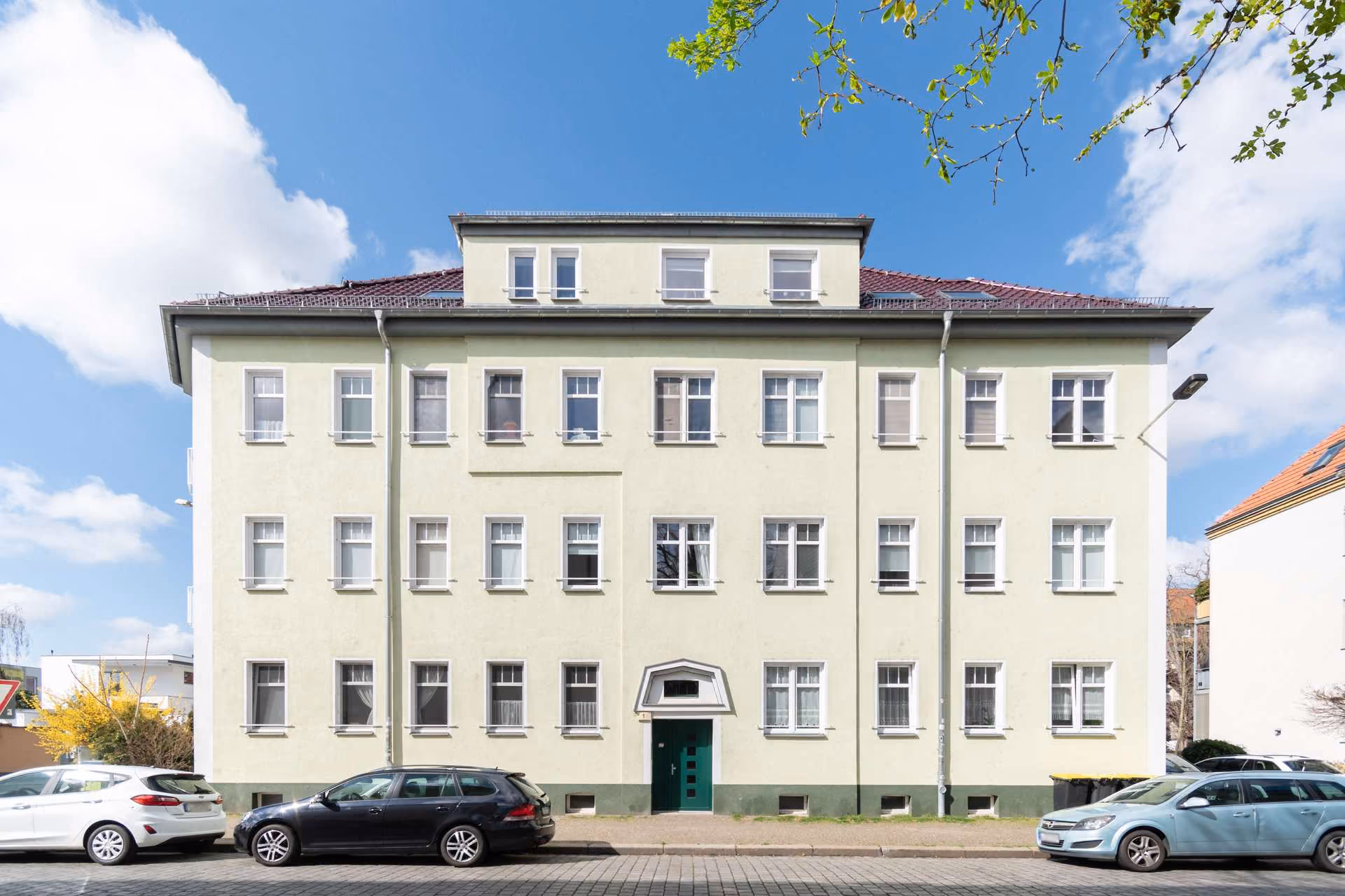 Haus mit Fahrstuhl Gebäudeansicht