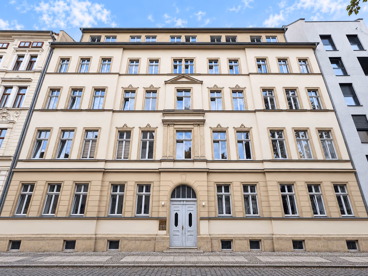 Haus mit Fahrstuhl Gebäudeansicht