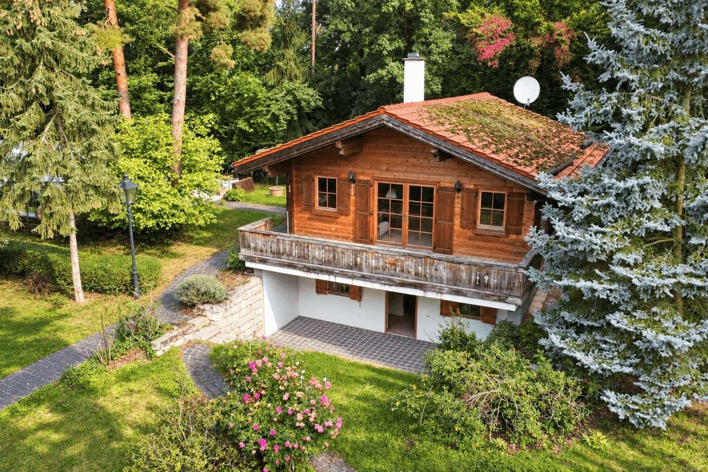 Haus mit Fahrstuhl Holzhaus - Vorderansicht