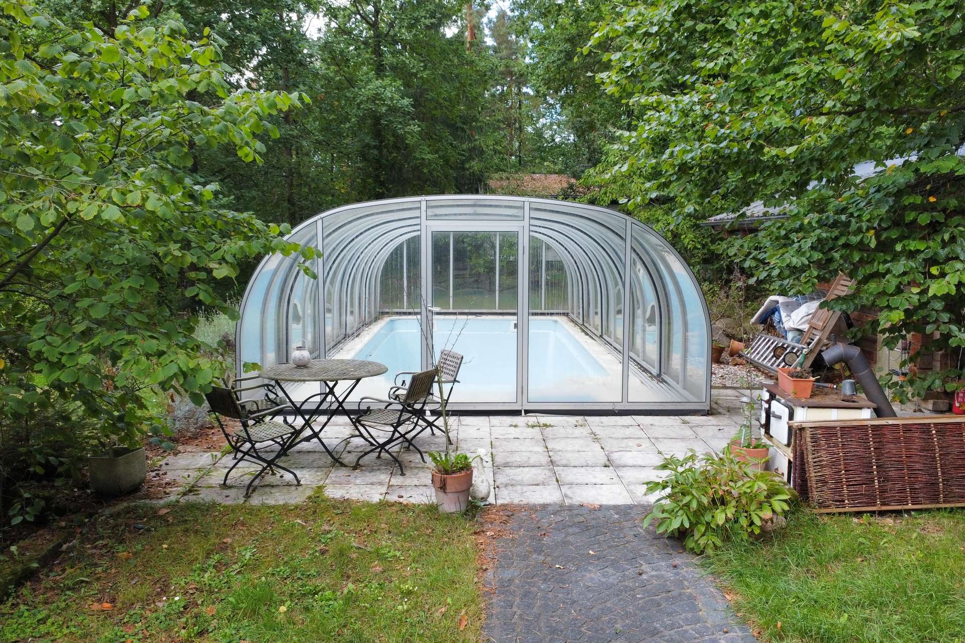 Pool mit Überdachung