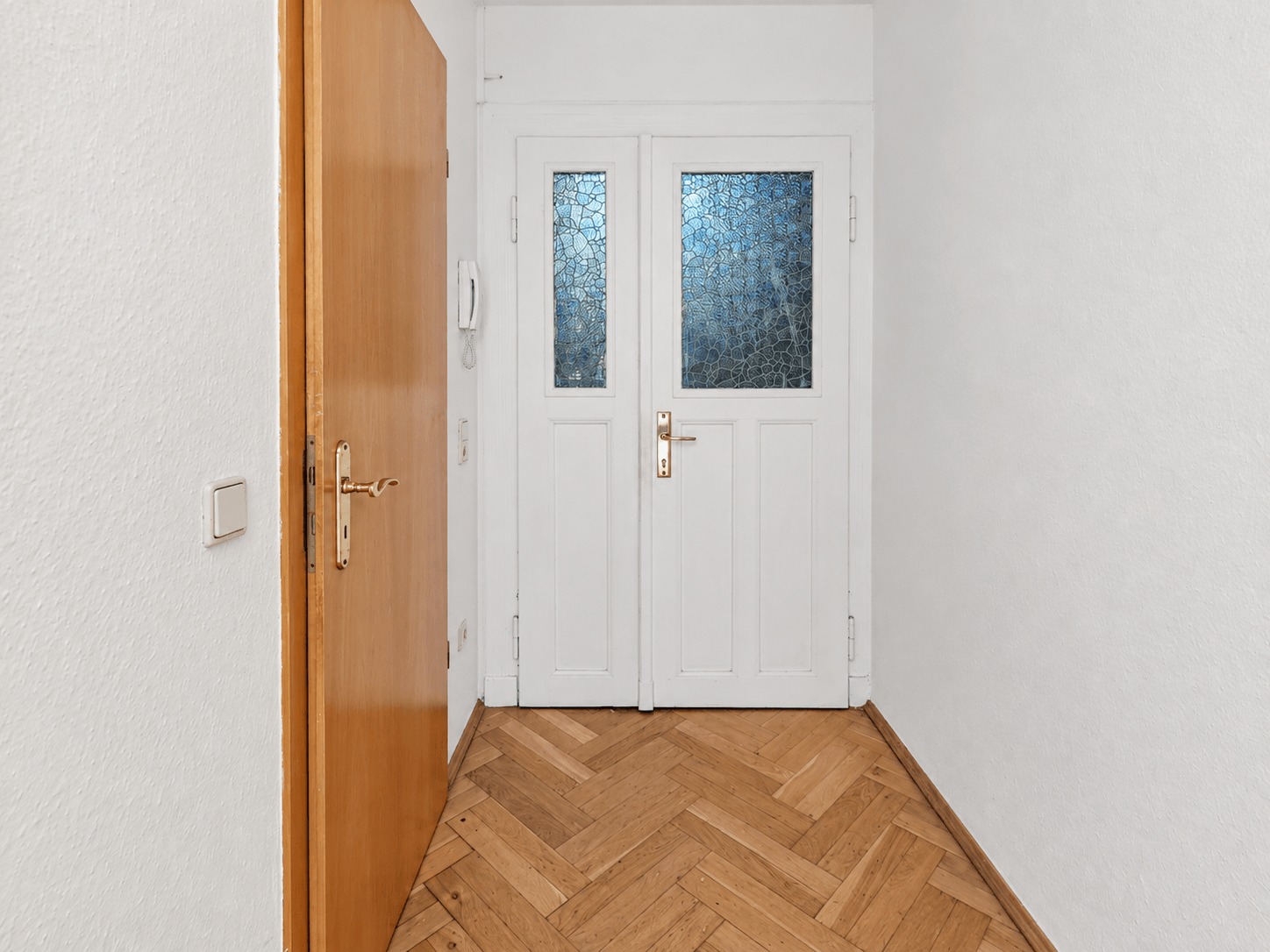objektbilder Heller Eingangsflur mit Holztür-7