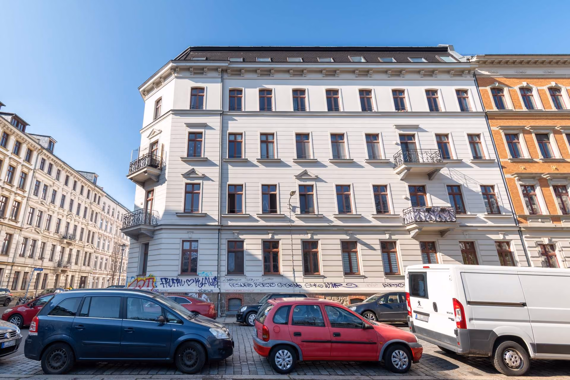Haus mit Fahrstuhl Gebäudeansicht