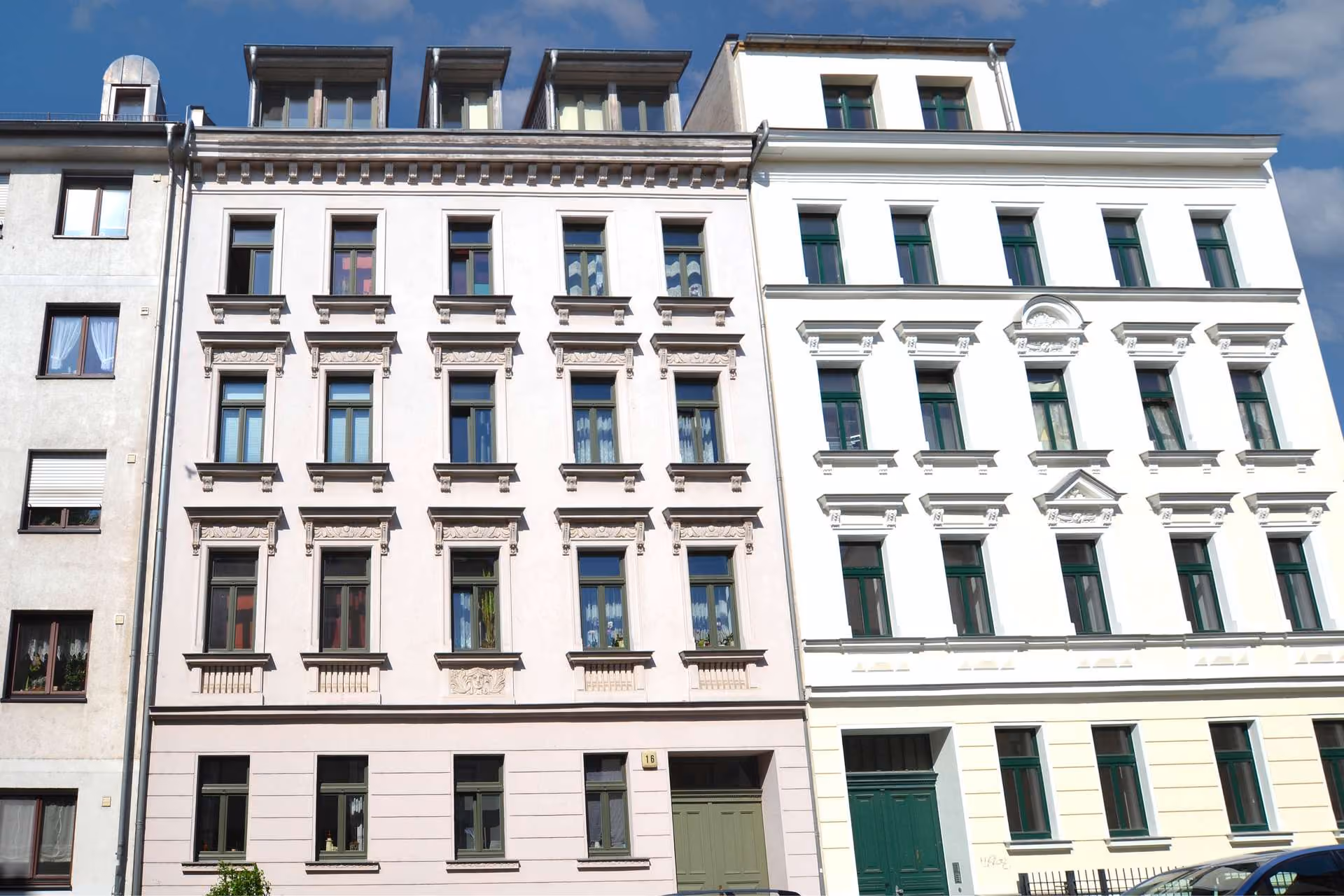 Haus mit Fahrstuhl Gebäudeansicht