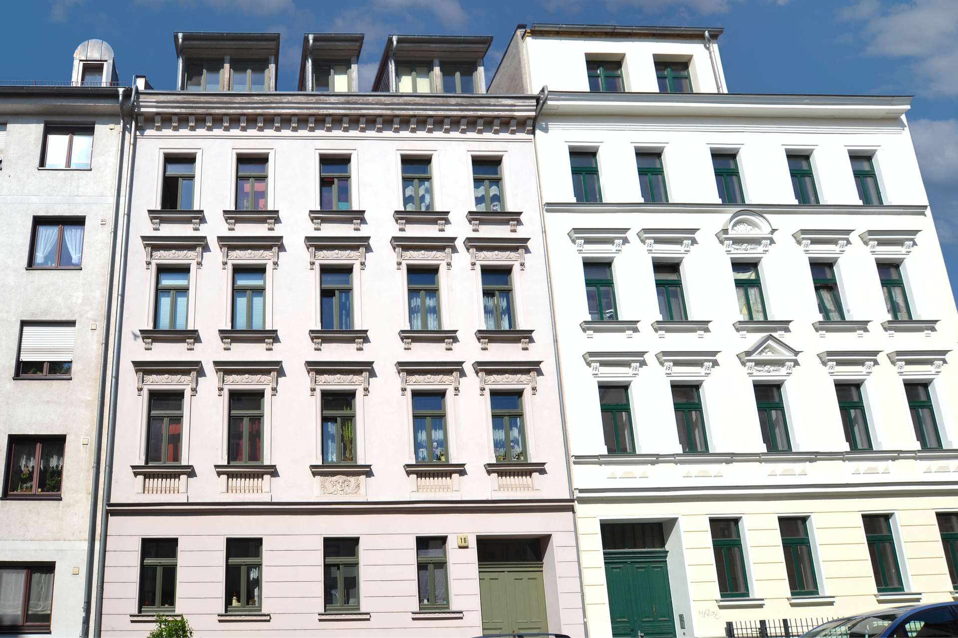 Haus mit Fahrstuhl Gebäudeansicht
