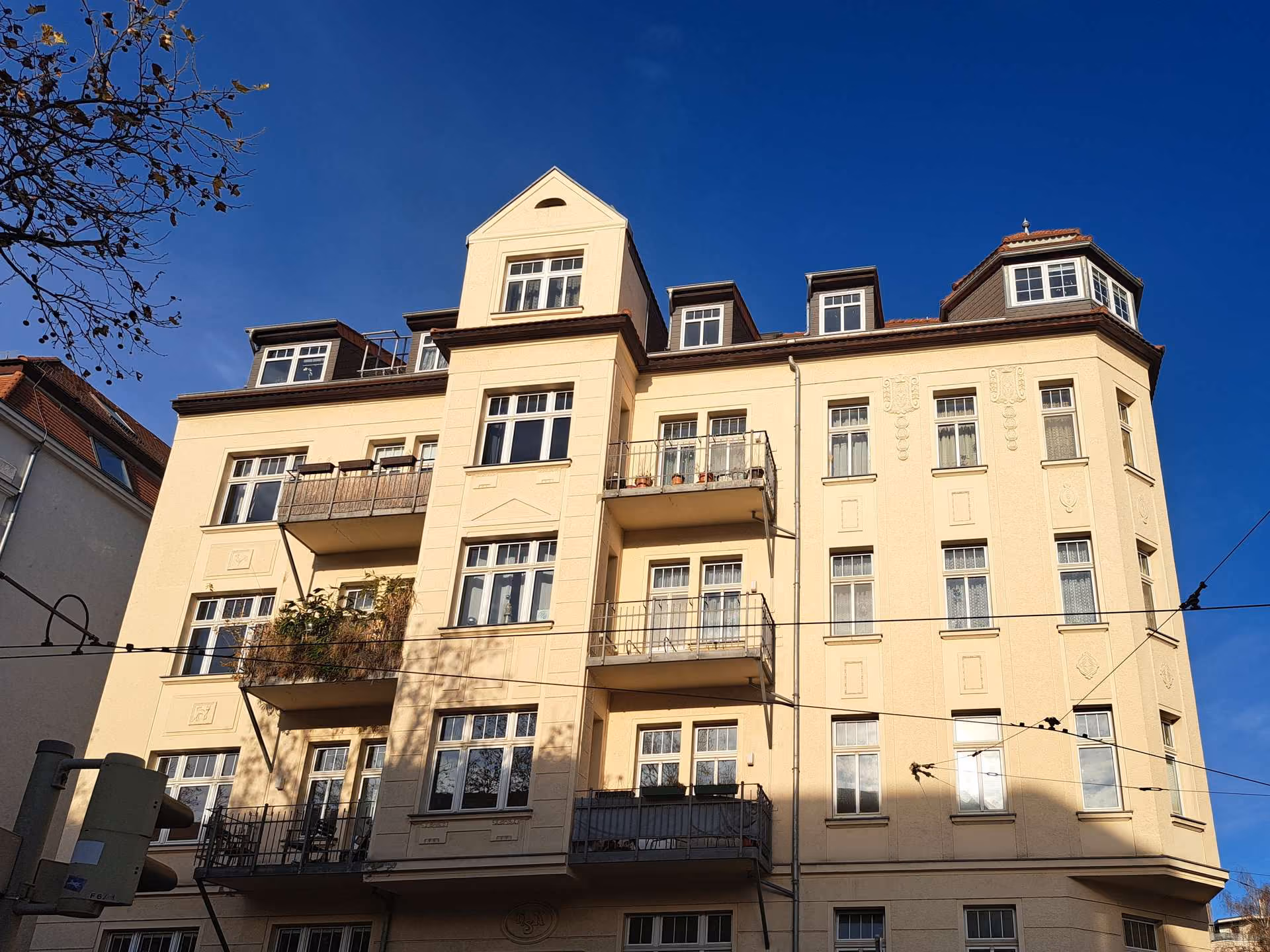 Haus mit Fahrstuhl Gebäudeansicht