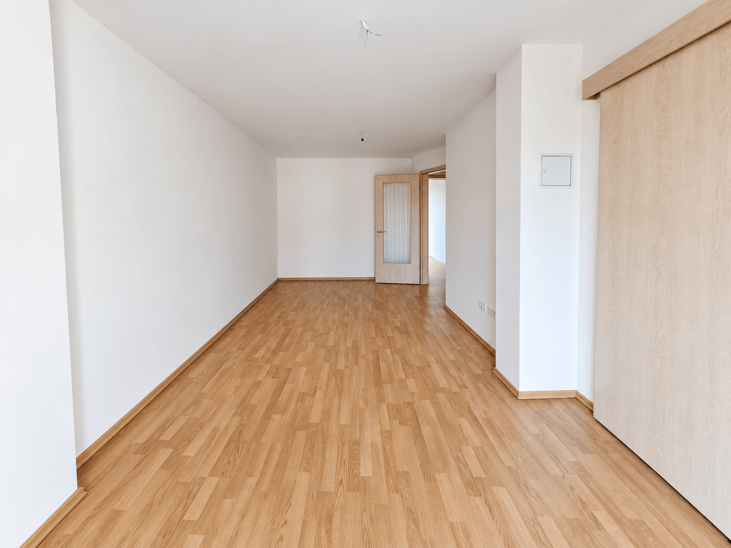 Modernes Wohninterieur in natürlichem Licht-6