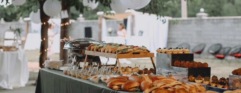 Buffet traiteur de mariage à Toulouse avec sandwiches et petits fours