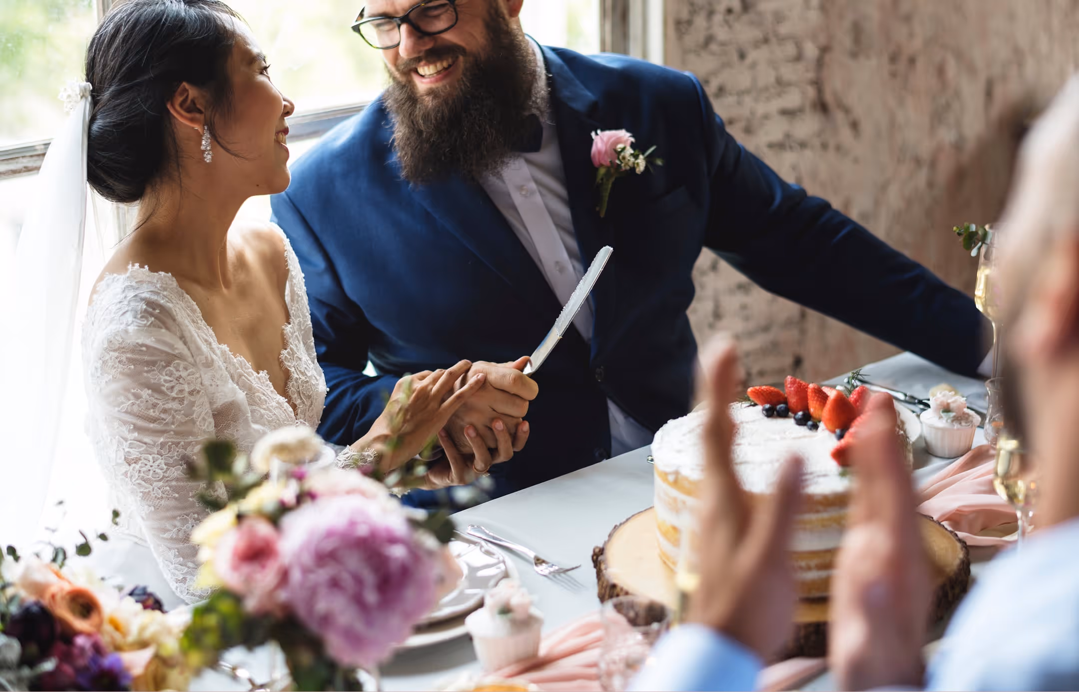 Service traiteur mariage, table dressée avec élégance pour un repas de noces raffiné.
