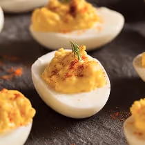 Oeufs mimosa dressés en verrine, classique incontournable des buffets traiteur Goulu.