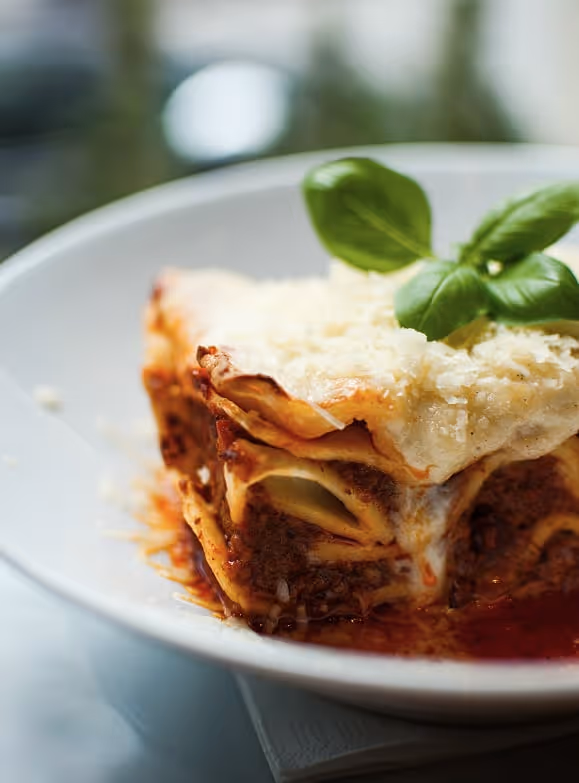 Lasagnes bolognaise au basilic frais, plat convivial proposé dans les menus traiteur.