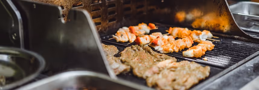 Brochettes de viande grillées, spécialité de plancha proposée par Goulu traiteur.