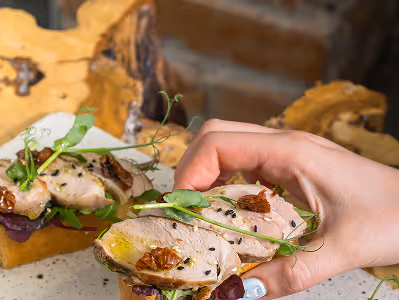 Canapés viande et tomates séchées, mise en bouche raffinée pour cocktail traiteur.