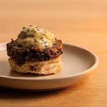 Toast fondant au bœuf, amuse-bouche raffiné proposé dans les buffets traiteur Goulu.