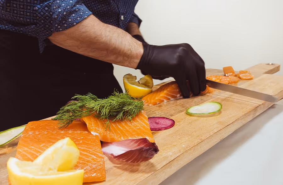 Atelier saumon, découpe et préparation en direct pour animation culinaire.