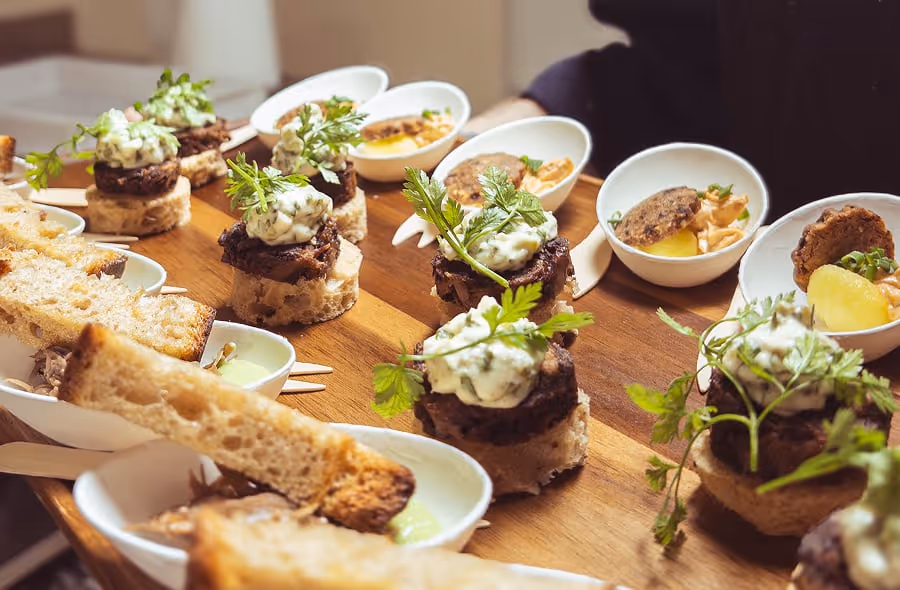 Buffet de bouchées cocktail dressé pour une réception traiteur.