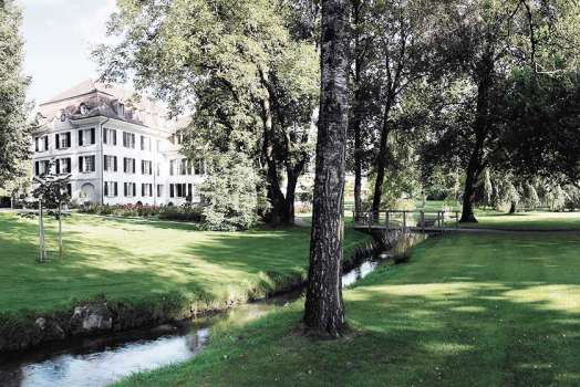 Hochzeit im Wald in der Nähe des Schlosses