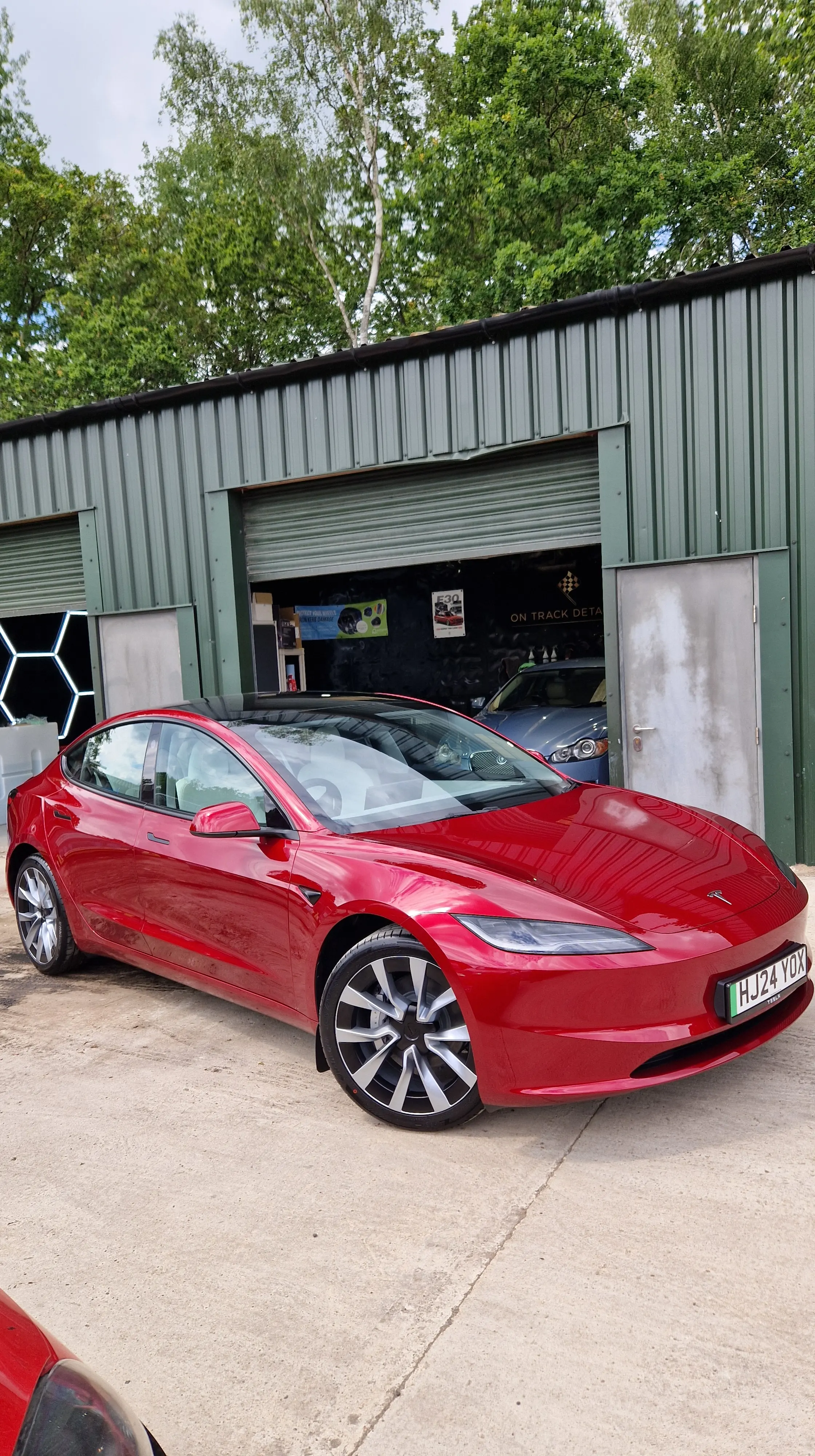 Tesla detailing polishing ceramic coating