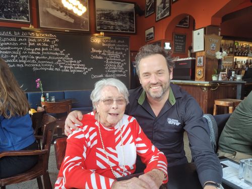 De eigenaar, Paul, met de dochter van vader Schruyer, de bouwers van het pand van Verhip.
