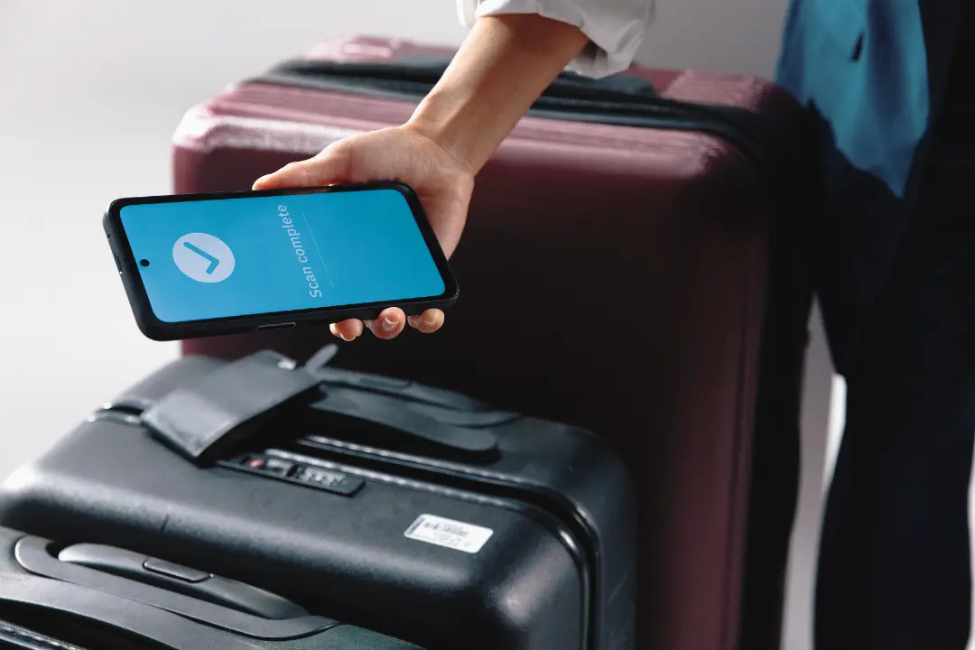 Discover the Zebra EM45 Enterprise Mobile Terminal: a robust all-in-one mobile device with an integrated UHF | RAIN RFID reader, 5G, and Wi-Fi 6E. Perfect for field service and retail staff, it combines a sleek design with a powerful 50 MP camera and long battery life. Optimize your mobile workflows with this versatile and durable Android device. It is the first RFID reader device to have the dimensions of a normal smartphone.