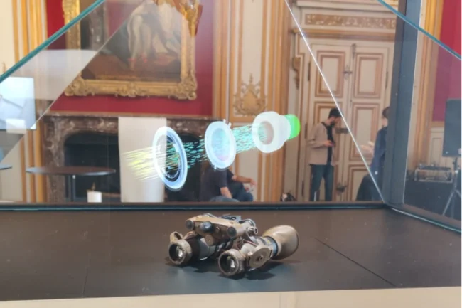 Pyramide holographique montrant un produit technique en 3D