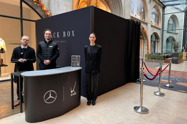 HoloBox Mercedes-Benz présentant un modèle de voiture en concession