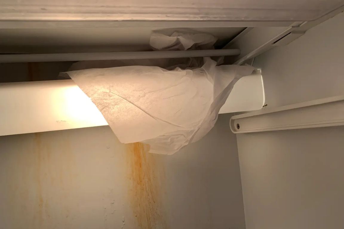 water leak inside refrigerator coming down from freezer that requires appliance repair specialiste