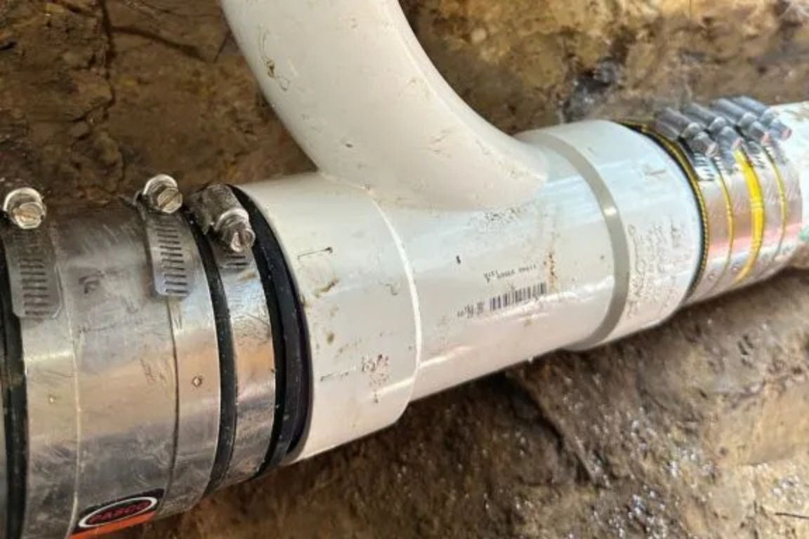 close up of hydrostatic testing equipmient applied to residential sewer line in dallas tx for a leak pressure test