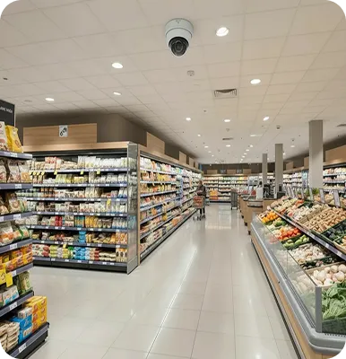 Caméra dôme surveillant les rayons d'un supermarché