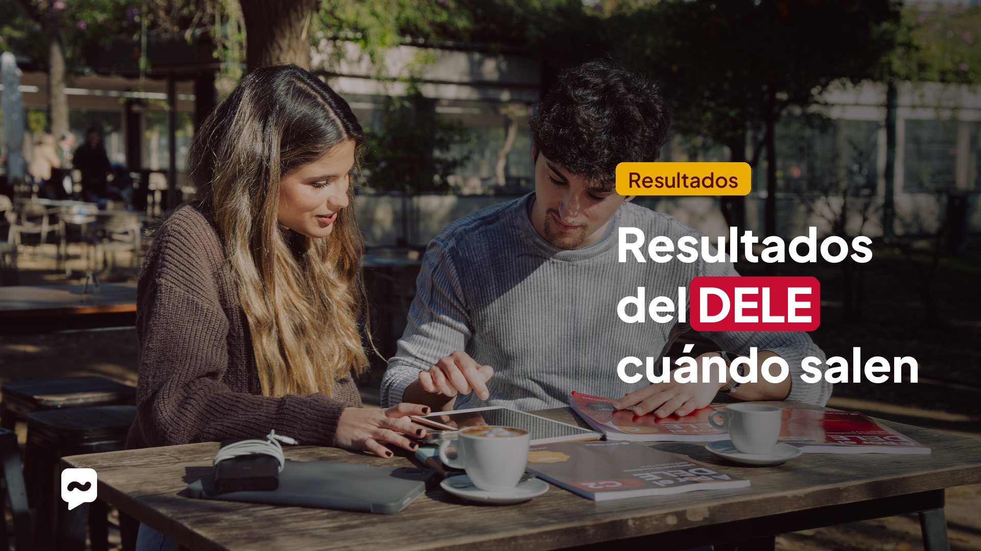 Resultados del DELE: cuándo salen. Dos estudiantes consultan sus notas en una tableta
