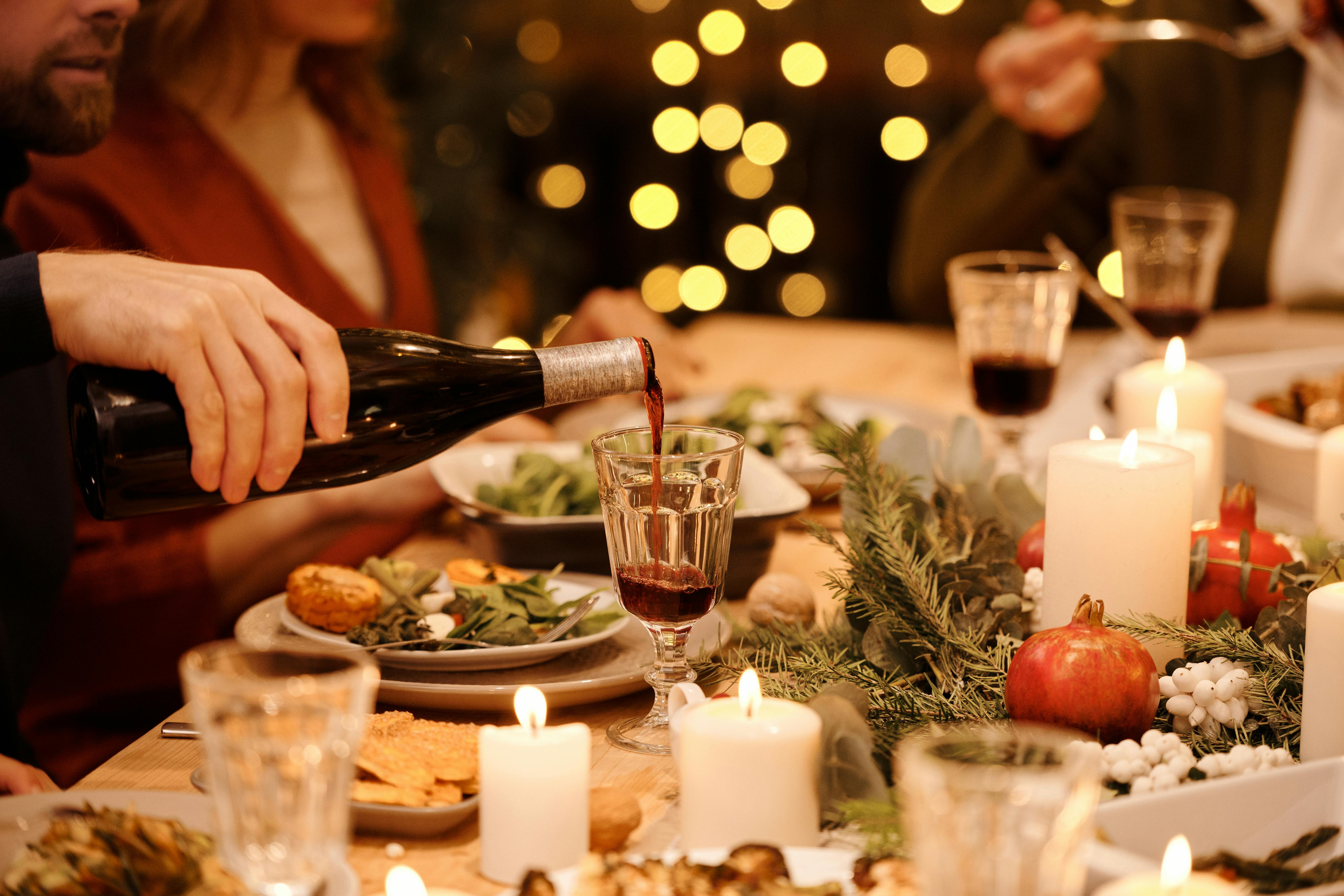 Leder du efter spisesteder i Odense og på Fyn til julefrokost? Her er 5 alternative steder, fra Madklubben Odense og Pinchos Nation til Cafe Vivaldi, der byder på hyggelige aftener og gode madoplevelser.