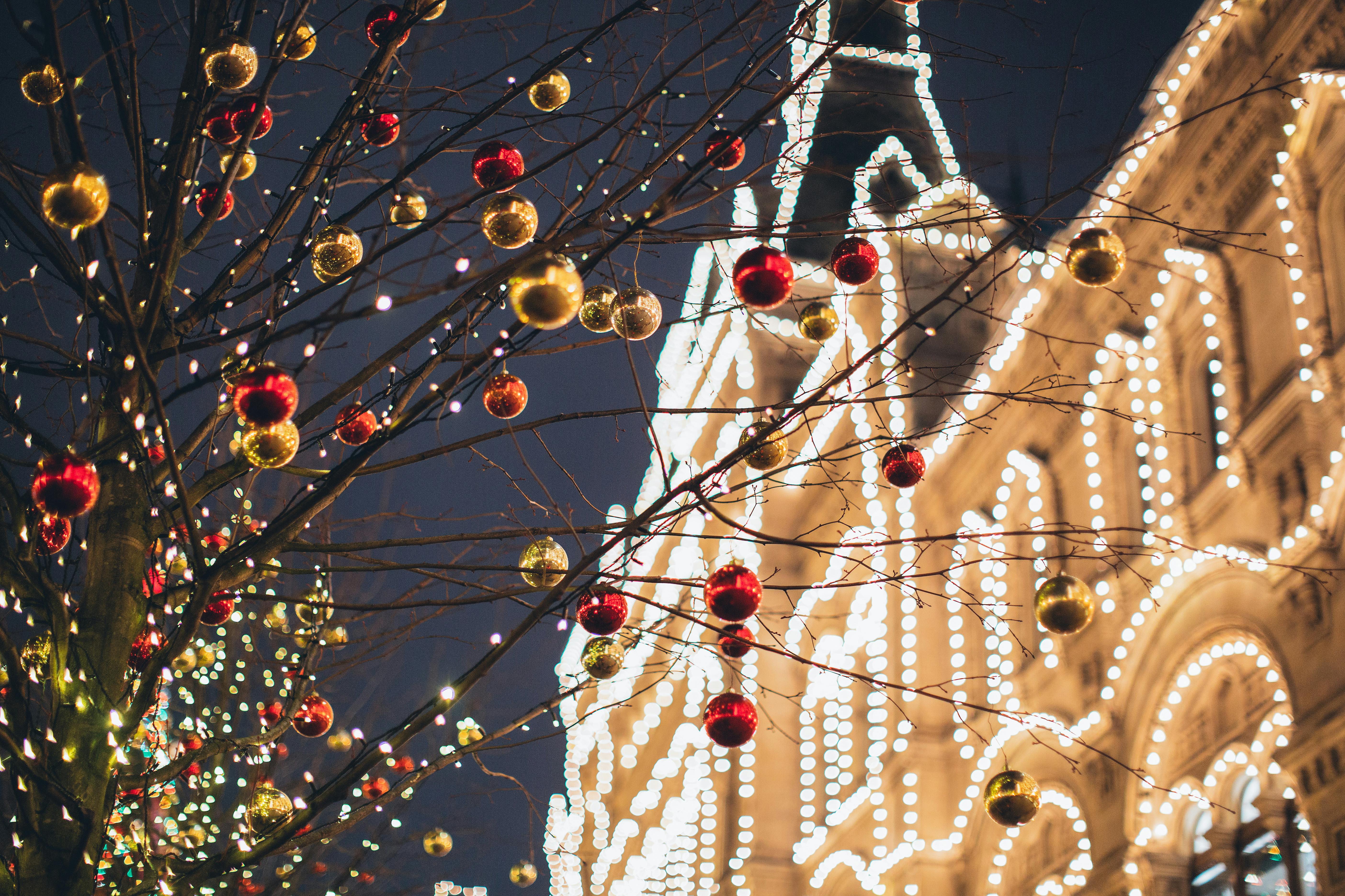 Gør dig klar til jul i København med guidede ture fra Copenhagen Insight. Oplev byen oplyst af julelys, nyd gløgg og varm kakao, og lad dig fortrylle af hyggelige julegader og smagsoplevelser.
