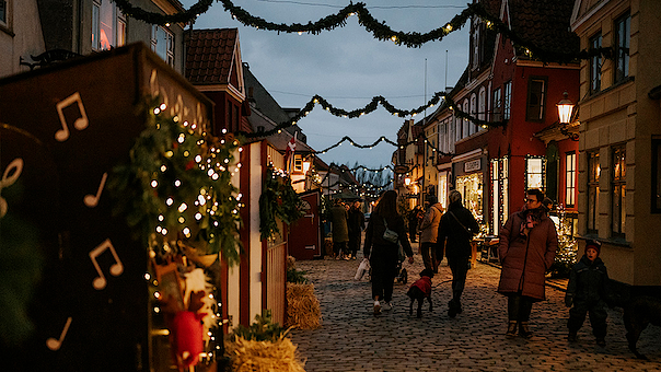 Find årets hyggeligste julemarkeder på Fyn i 2025. Oplev H.C. Andersen Julemarked, Egeskov Slot, Langesø, Nyborg, Ærøskøbing og mange flere. Se datoer, tips og den store oversigt over jul på Fyn.