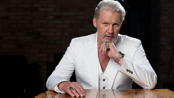 Oplev julestemningen i Portalen 2025 med Elvis Christmas Show, Halberg & Friends JuleParty, Johnny Logan X-Mas Show og Stig Rossens juleklassiker.