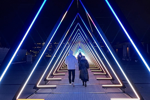 Oplev Copenhagen Light Festival 2026 med tre unikke ture fra Copenhagen Insight. Wine & Walk, Late Night og Søndags Tour – lyskunst, stemning og fællesskab.