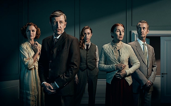 Oplev Indenfor murene på Gamle Scene i Morten Kirkskovs anmelderroste iscenesættelse. Stærkt familiedrama med Bodil Jørgensen og Jens Albinus. Anbefalet fra 14 år.