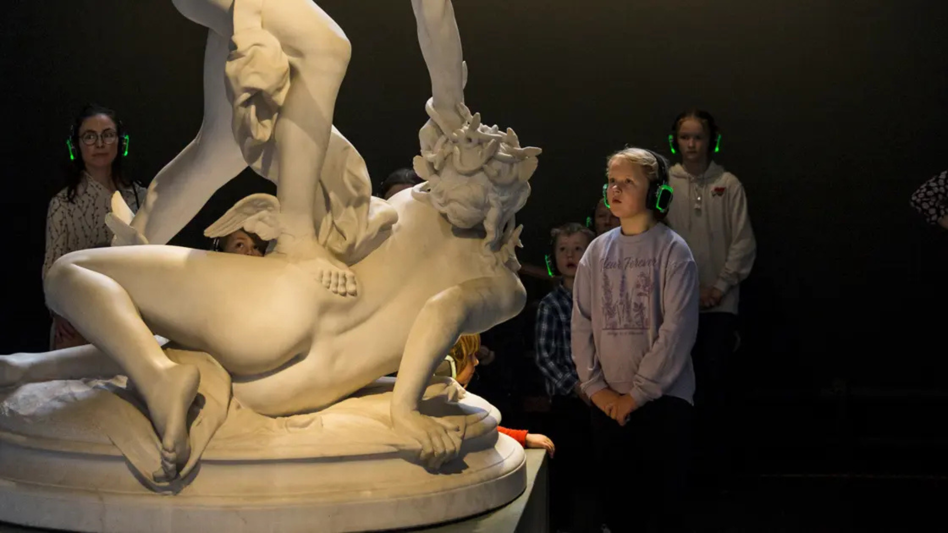 Børn og voksne der kigger på skulpturer på glypteket