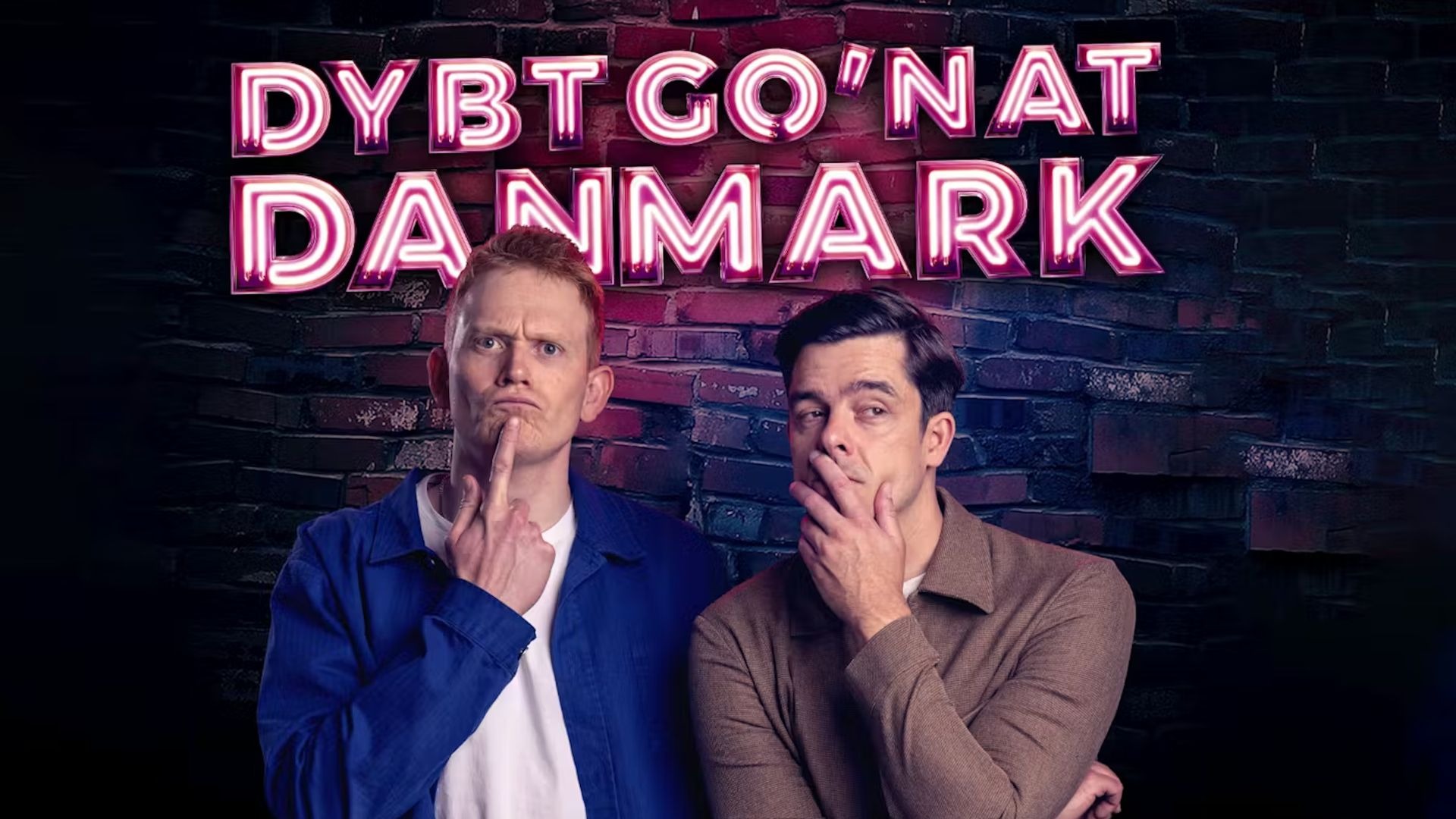 event plakat med 2 komikere foran et dybt go'nat denmark skilt