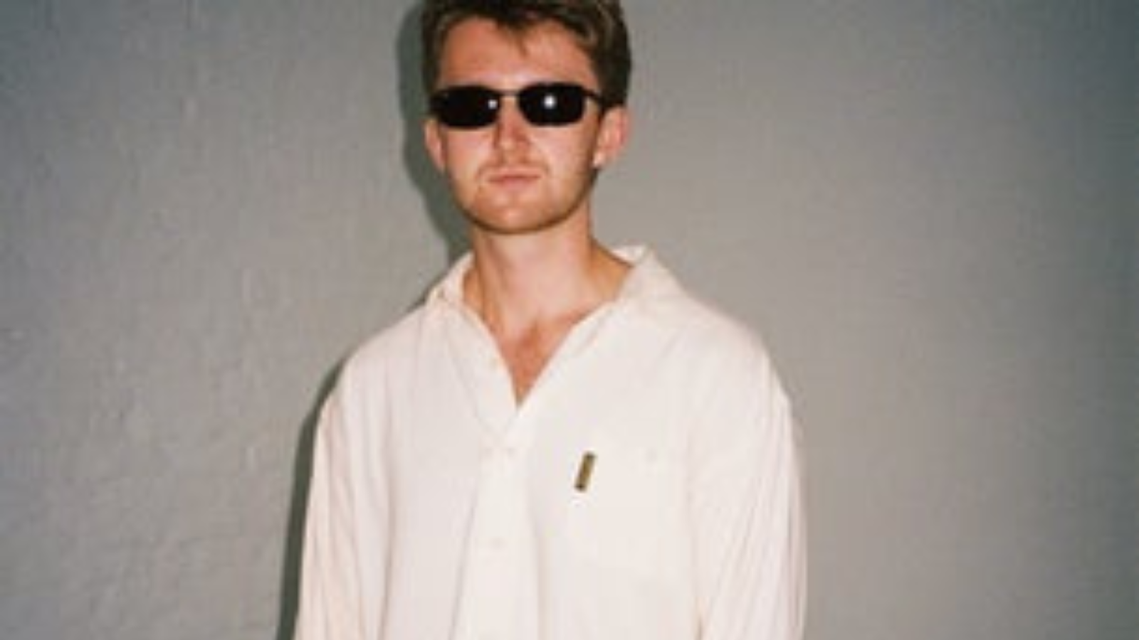 Billede af Oskar med K med solbriller på