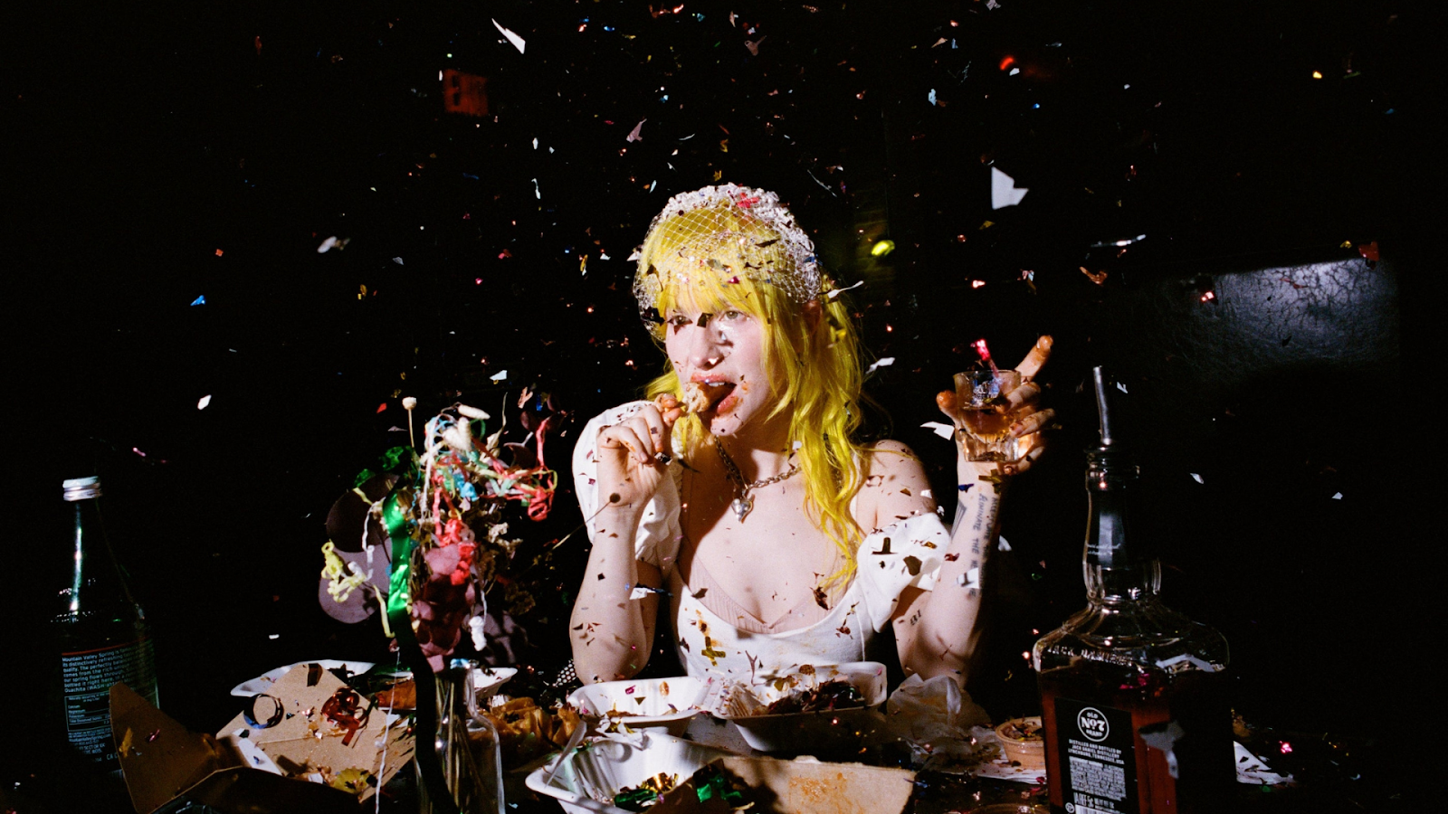 Hayley Williams på scenen med konfetti