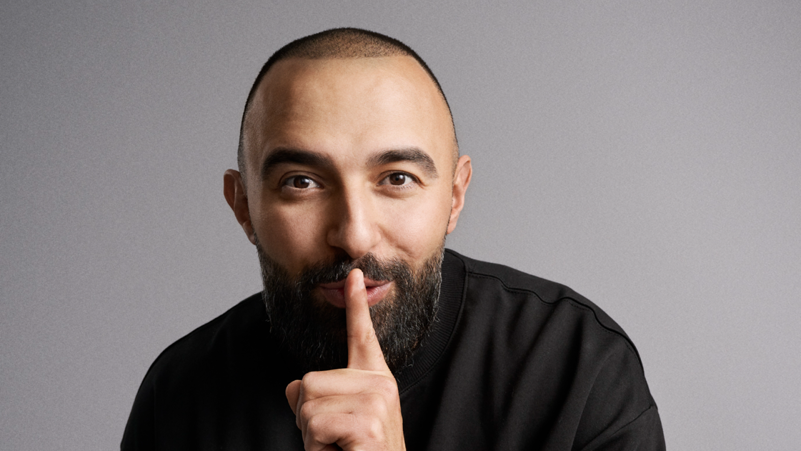 Et billede af Hadi Ka-Kousch med fingeren over munden