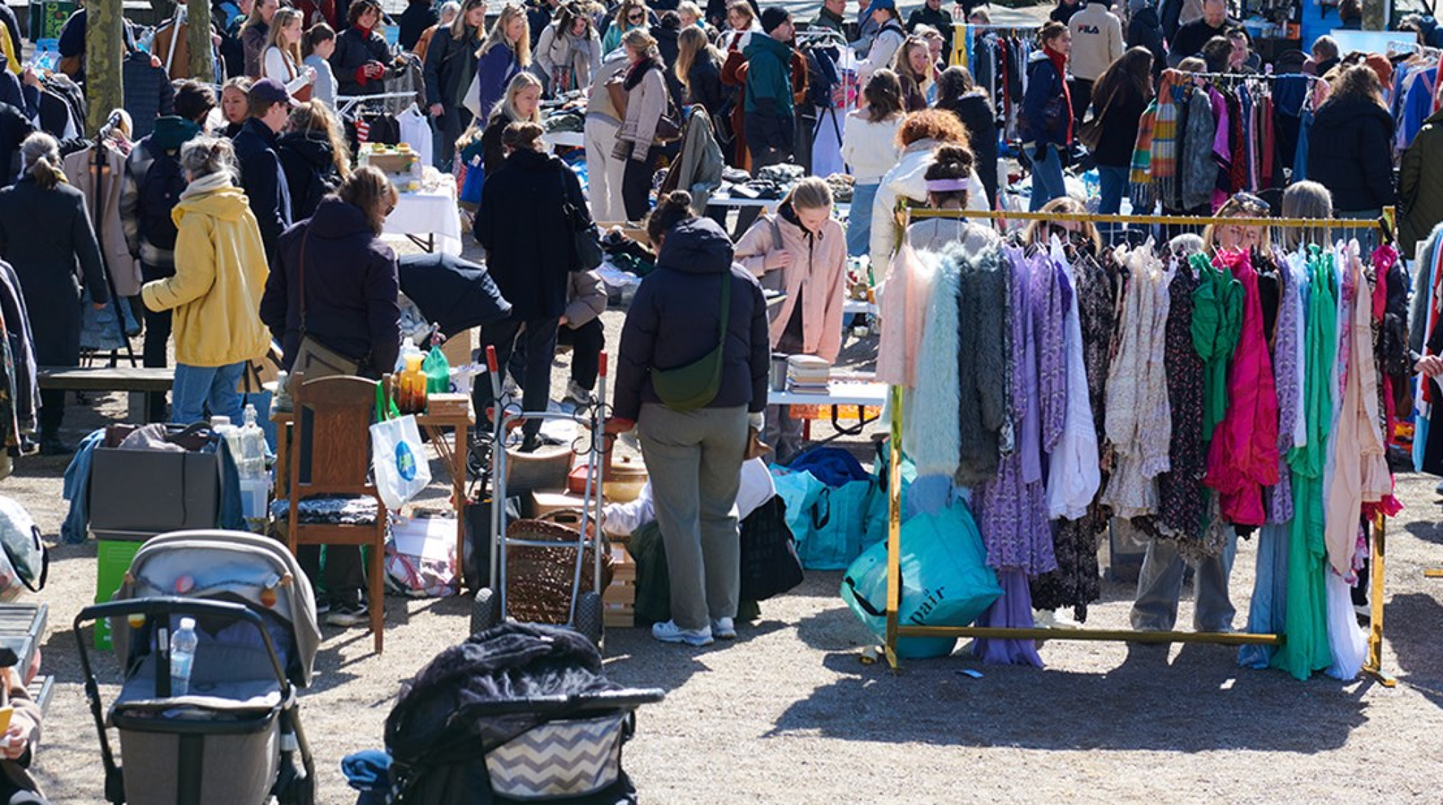 Loppemarked med tøj, møbler, nips og diverse