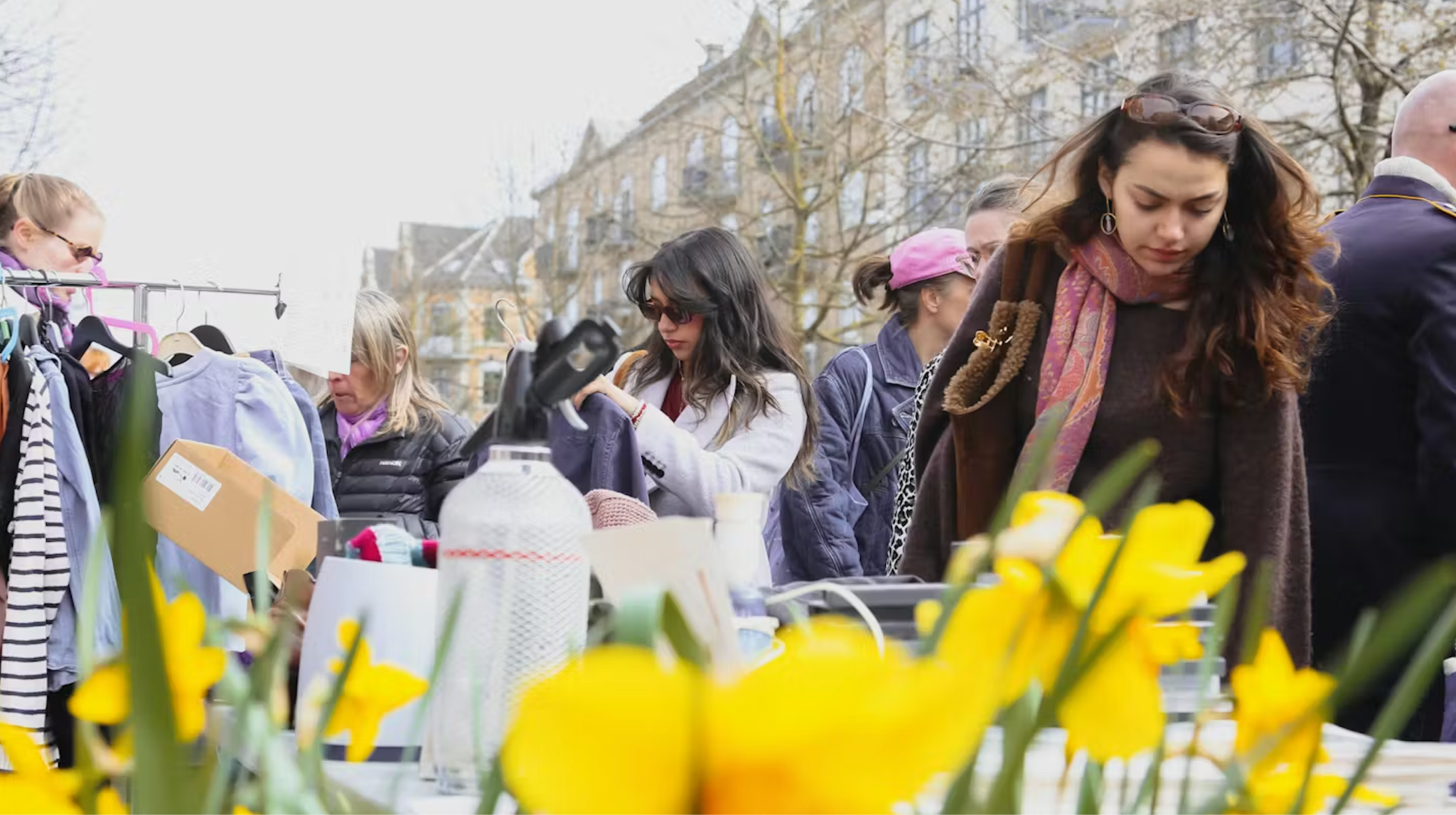 Forårs loppemarked med nips og tulipaner