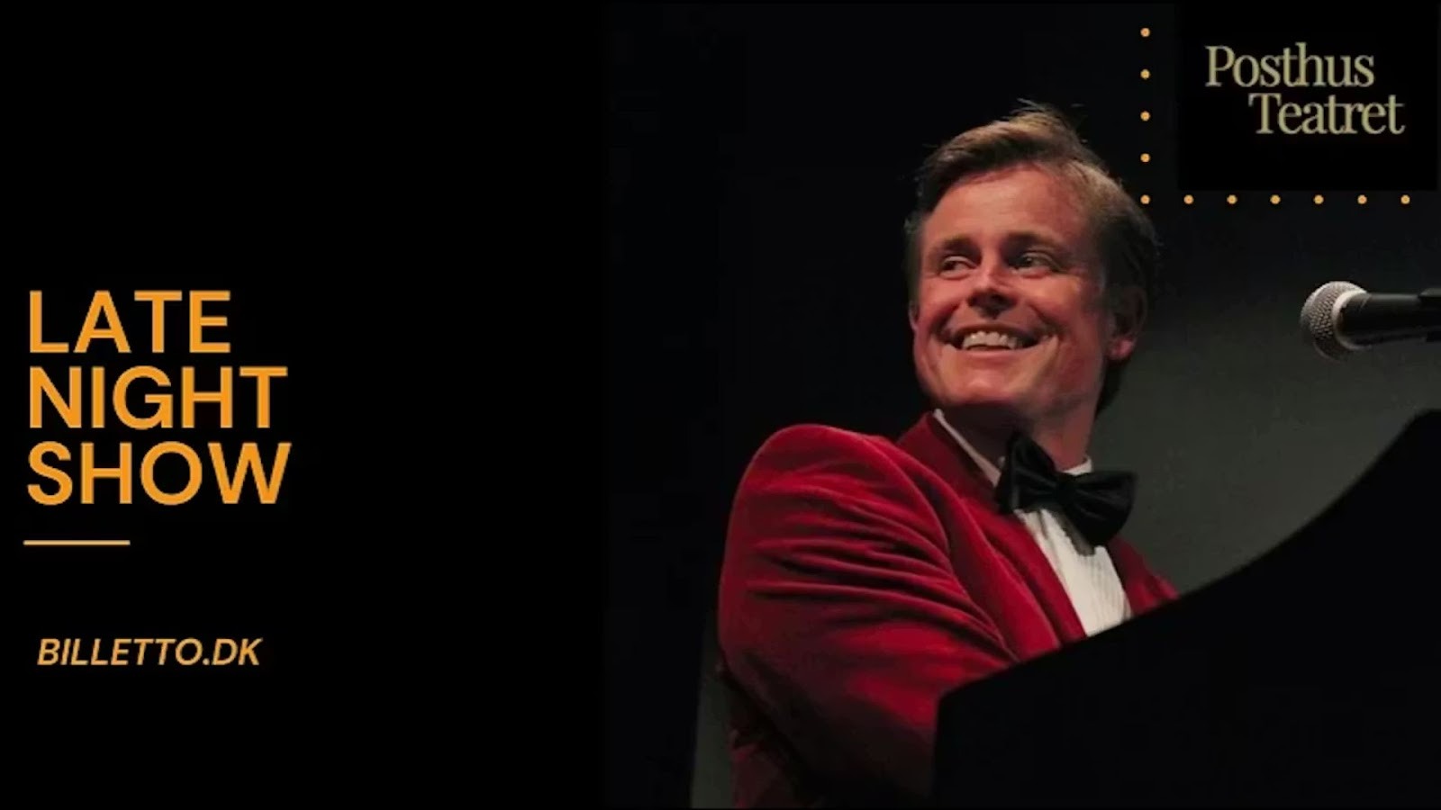 Et billede af Casper Phillipson der sidder ved klaveret og smiler